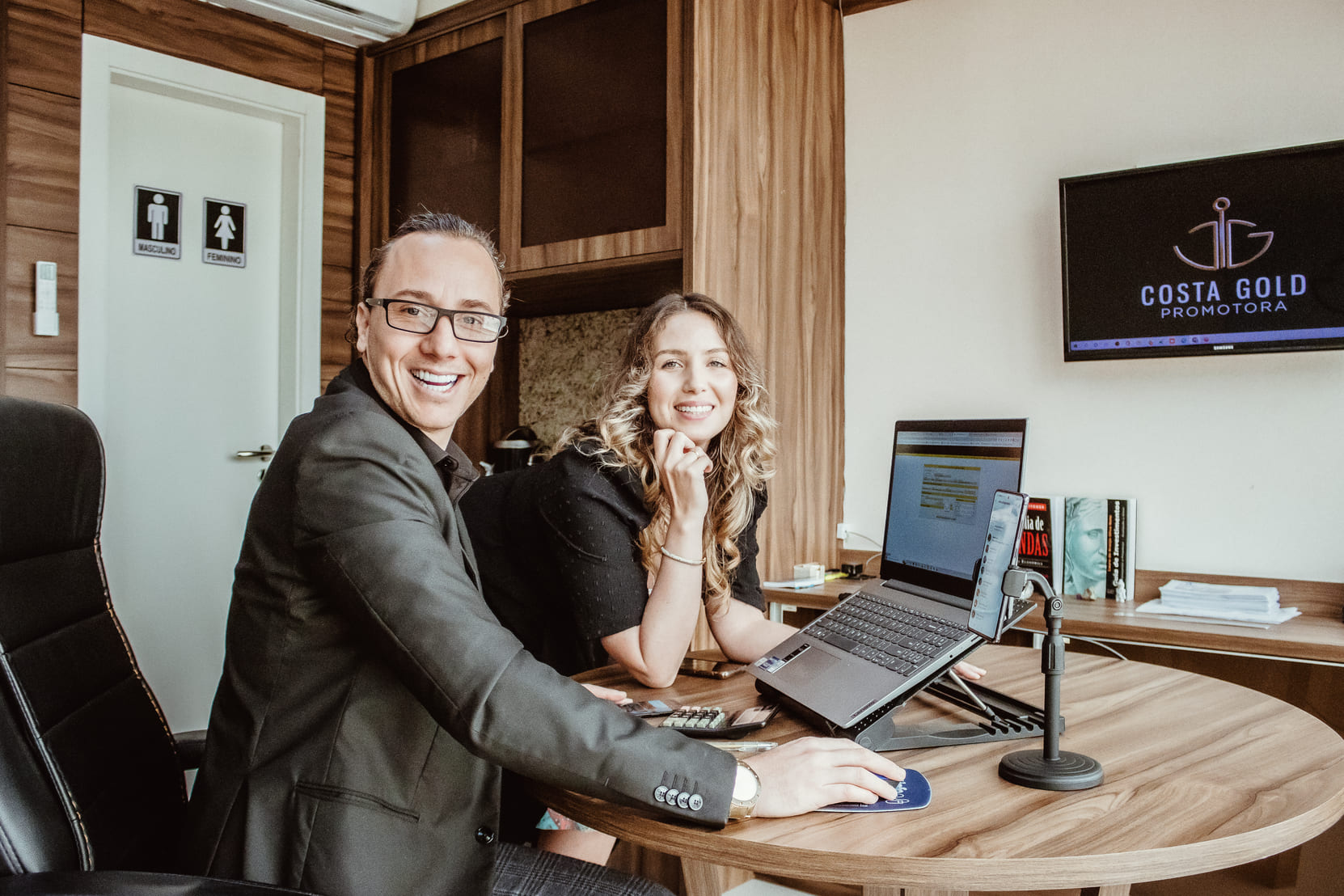 Casal na mesa ferente tv